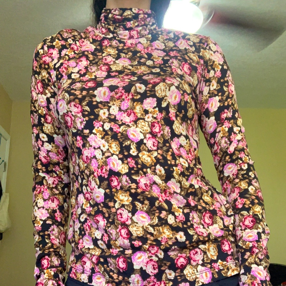 H&M vibrant rose print turtleneck 💐💕